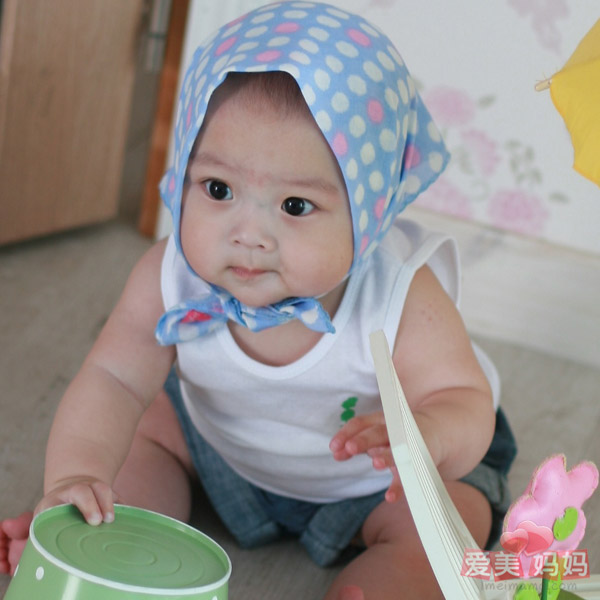  喂奶後拍嗝排氣 有效預防寶寶吐奶 
