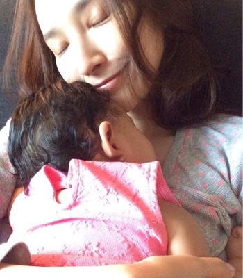  吳佩慈女兒長牙會爬 嬰兒發育過程 