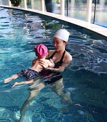  霍思燕帶兒子游泳 寶寶游泳的好處 