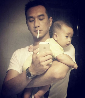  黃覺叼煙抱兒自拍 爸爸吸煙害寶寶 