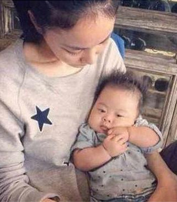  王菲抱嬰兒姿勢專業 寶寶正確抱姿 