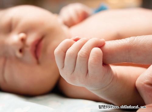 新生寶寶的睡姿需要固定嗎？
