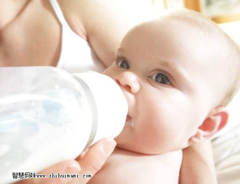 如何給新生兒喂奶？