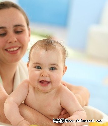 怎樣給剛出生的寶寶洗澡？