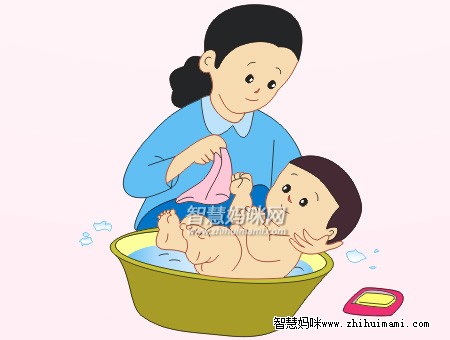 給寶寶洗澡時輕柔地撫摸會使寶寶感到舒服和安全。