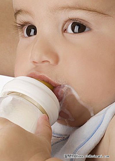 新生兒吐奶塊怎麼辦？