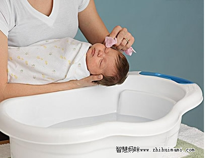 給新生寶寶洗臉的操作方法