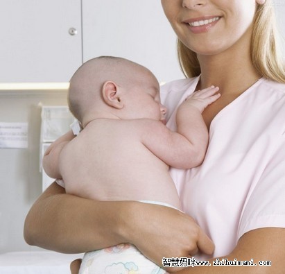 母乳喂養時抱寶寶的方法