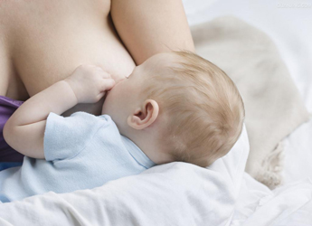 怎樣預防喂奶時嬰兒嗆奶