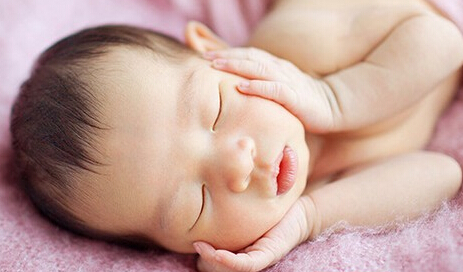 新生兒大便異常的七大情況 揭秘治療新生兒便秘的八大方法