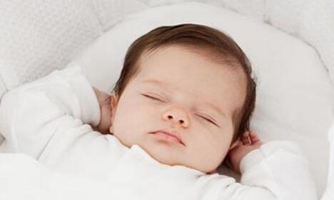 新生兒睡覺需要枕枕頭嗎？
