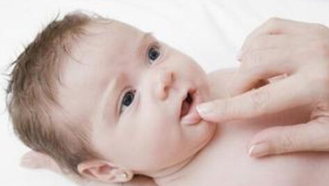 新生兒護理注意體溫和胎便