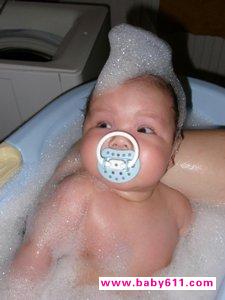 給新生寶寶洗澡注意以下幾點