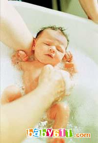 如何給小寶寶洗澡(圖)