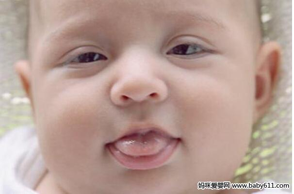 嬰兒舌苔厚白是怎麼回事？