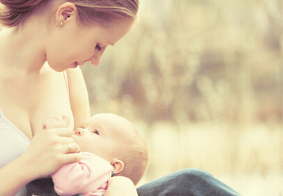 喂奶刷朋友圈影響寶寶大腦發育 哺乳千萬別做這些事