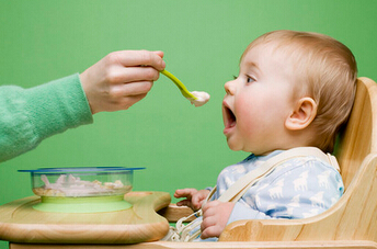 給孩子嘴對嘴喂食 小心傳染胃病和蛀牙