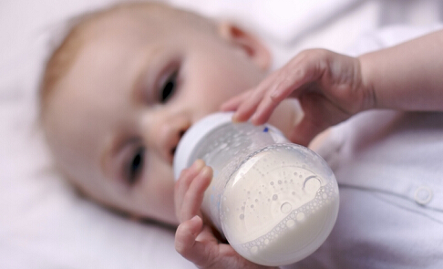 最嚴奶粉新政實施 嬰兒配方奶粉有什麼好處 嬰兒配方奶粉有哪些好處