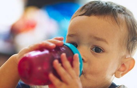 果汁不能代替水 寶寶飲用誤區別忽視