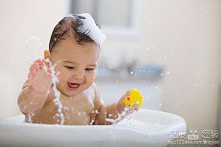 常洗澡可防新生兒“無名熱”