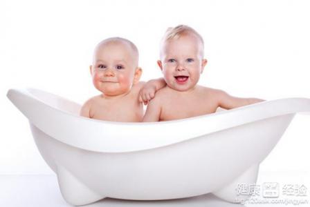 不同年齡寶寶洗澡有講究