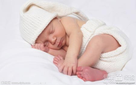 新生兒側睡好嗎？