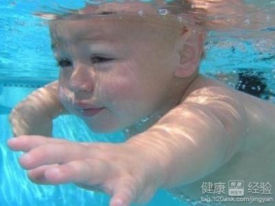 嬰兒游泳對身體有睡那麼好處？