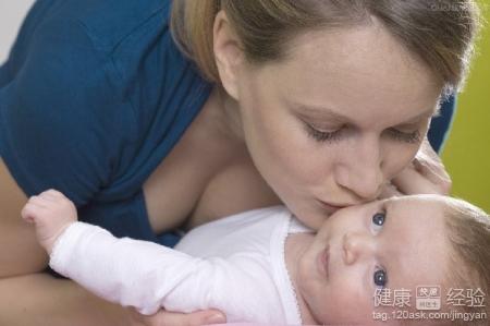 新生兒出生以後什麼時候吃媽媽的奶水好？