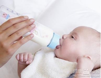 給小寶寶喂奶粉的注意事項