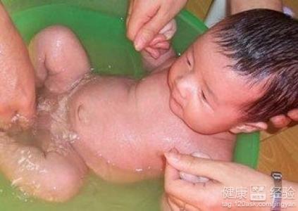 你知道該怎麼給新生兒洗澡嗎？