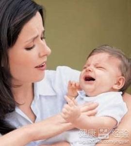 媽媽如何給寶寶拍打嗝？