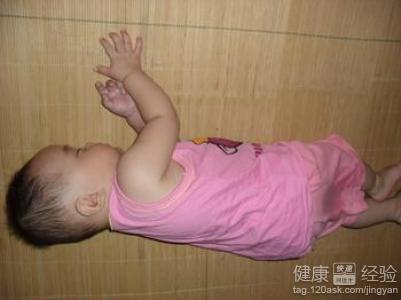 寶寶睡覺應該采取什麼樣的姿勢呢