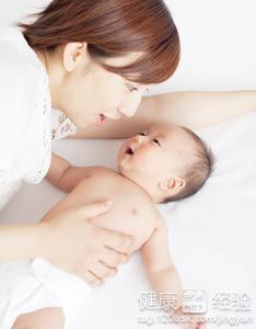 經常撫摸新生寶寶對他有什麼好處？