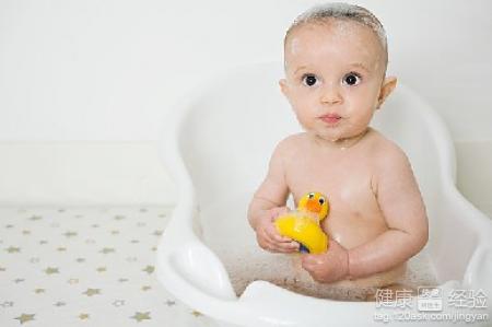 給新生兒寶寶洗澡的方法