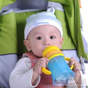 一個月的嬰兒不愛喝水怎麼辦?