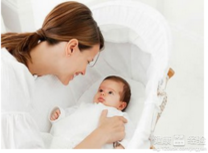 新媽媽學4招防止嬰兒吐奶