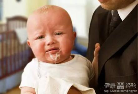 剛出生的嬰兒吐奶怎麼辦