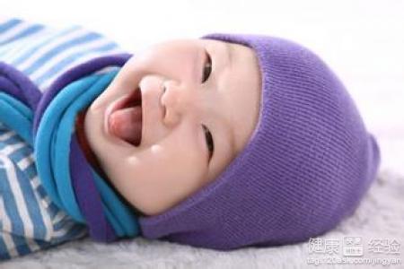 新生嬰兒有時總伸舌頭，正常嗎