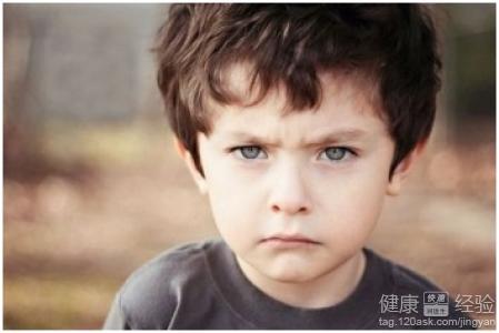 4歲男孩口吃說話晚走路經常摔跤的原因