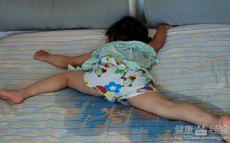 5歲的小孩走路都遺尿怎麼治呢