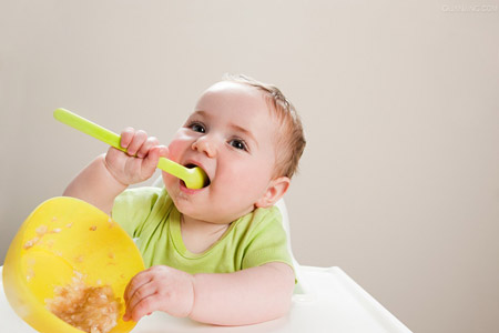 什麼時候給寶寶自己學吃飯最好？