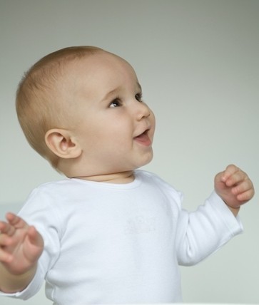 四個月的寶寶都會些什麼？四個月的寶寶發育標准