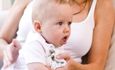 嬰兒喝奶後打嗝怎麼辦 如何給寶寶拍嗝